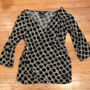 George Wrap top 3/4 sleeve v-neck top (black & white swirl pattern). Size Large